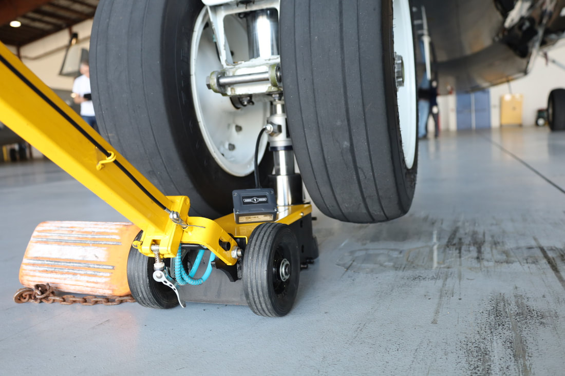 Boeing 737 aircraft weighing procedure, Boeing 737 aircraft weighing system, Boeing aircraft 737 weighing scales, weighing a Boeing 737, under axle weighing system, under axle Boeing weighing system